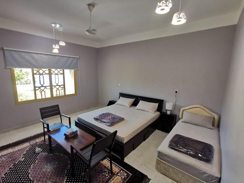 Postel nebo postele na pokoji v ubytování Al Hamra Guest House