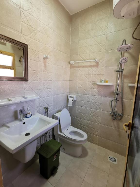 Koupelna v ubytování Al Hamra Guest House