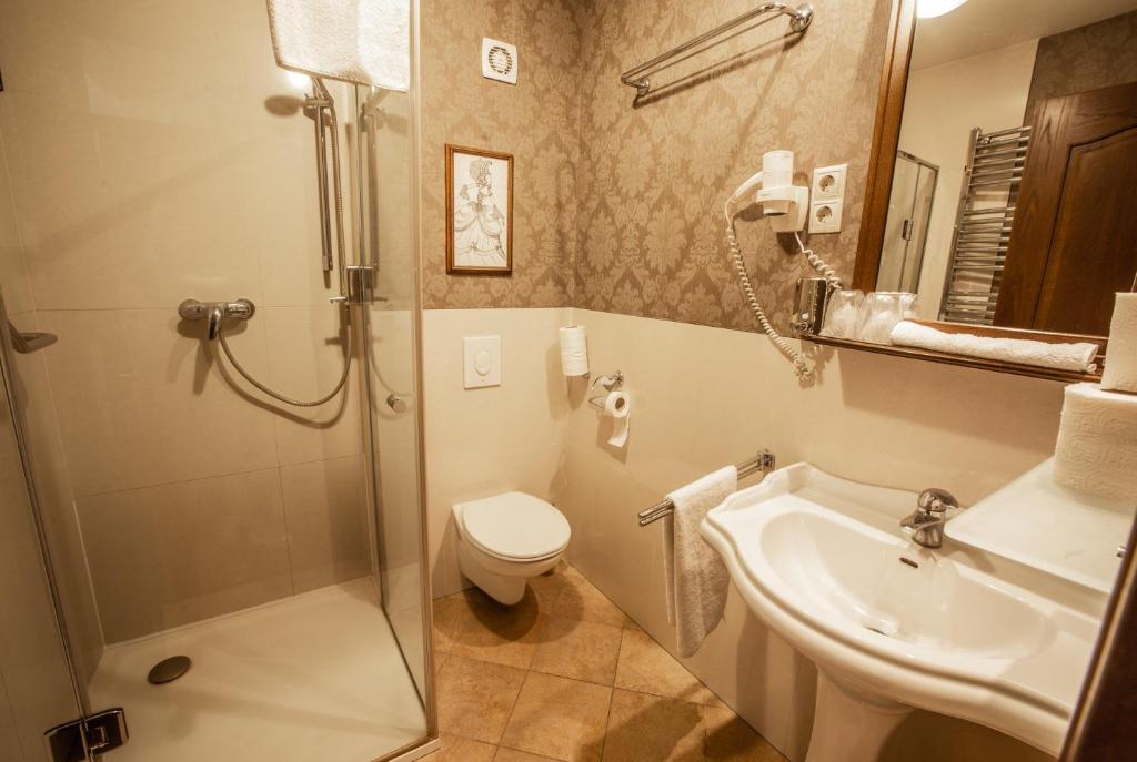 Koupelna v ubytování Mozart Hotel