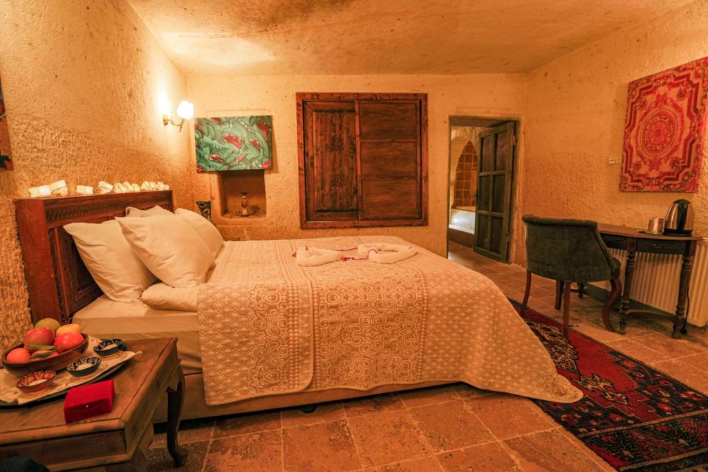 Postel nebo postele na pokoji v ubytování Sinasos Palace Cave Hotel