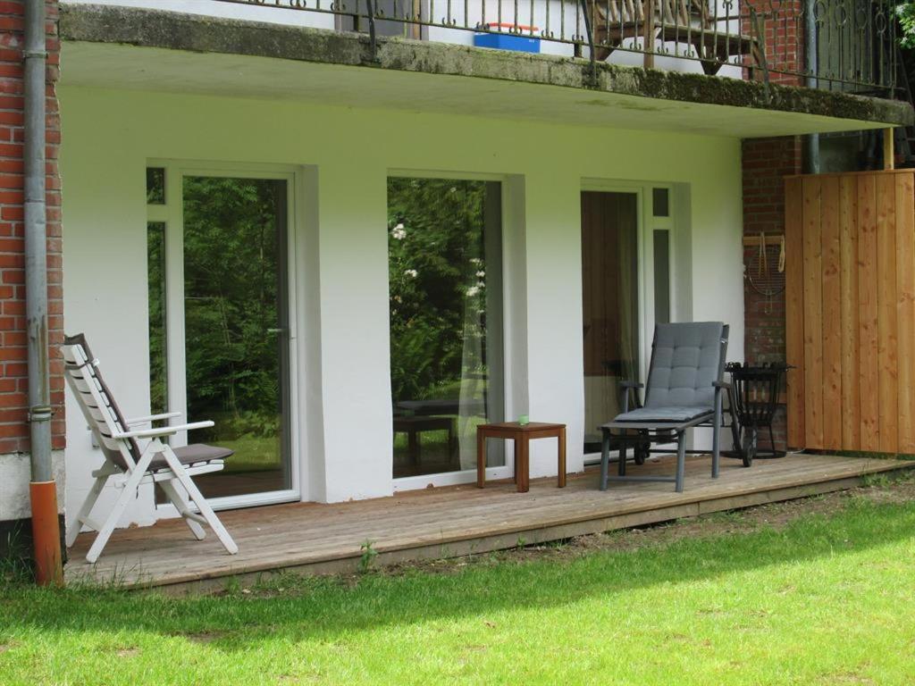 eine Veranda mit zwei Stühlen und einer Bank darauf in der Unterkunft Ferienwohnung Gieske - Wollmann in Westerholz