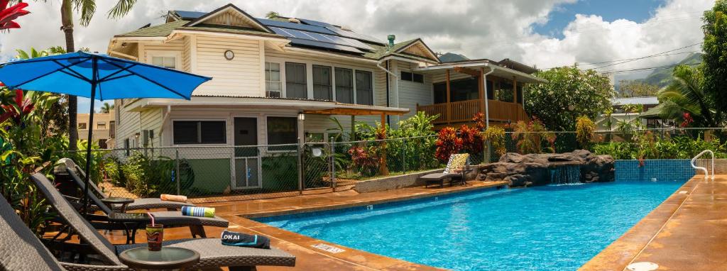 uma casa com piscina em frente a uma casa em Wailuku Guesthouse em Wailuku