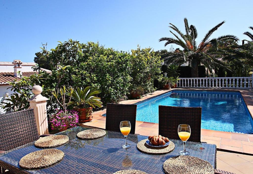 The swimming pool at or close to Casa Pera