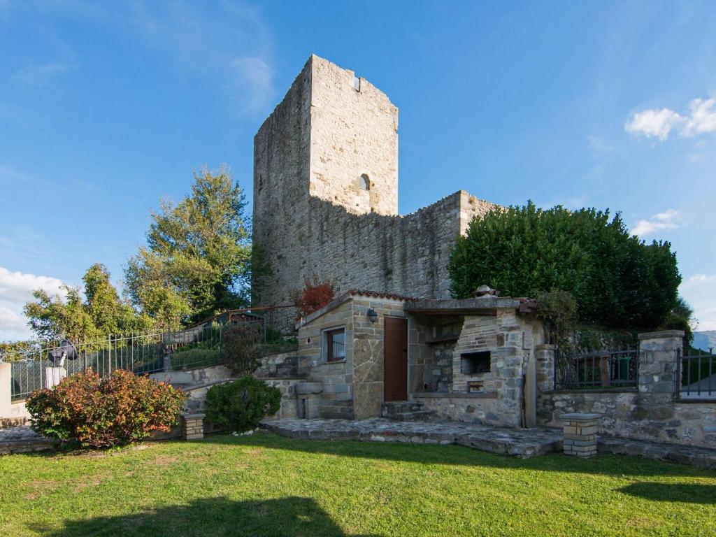 A garden outside Apartment in Petrella Guidi with Medieval Charm