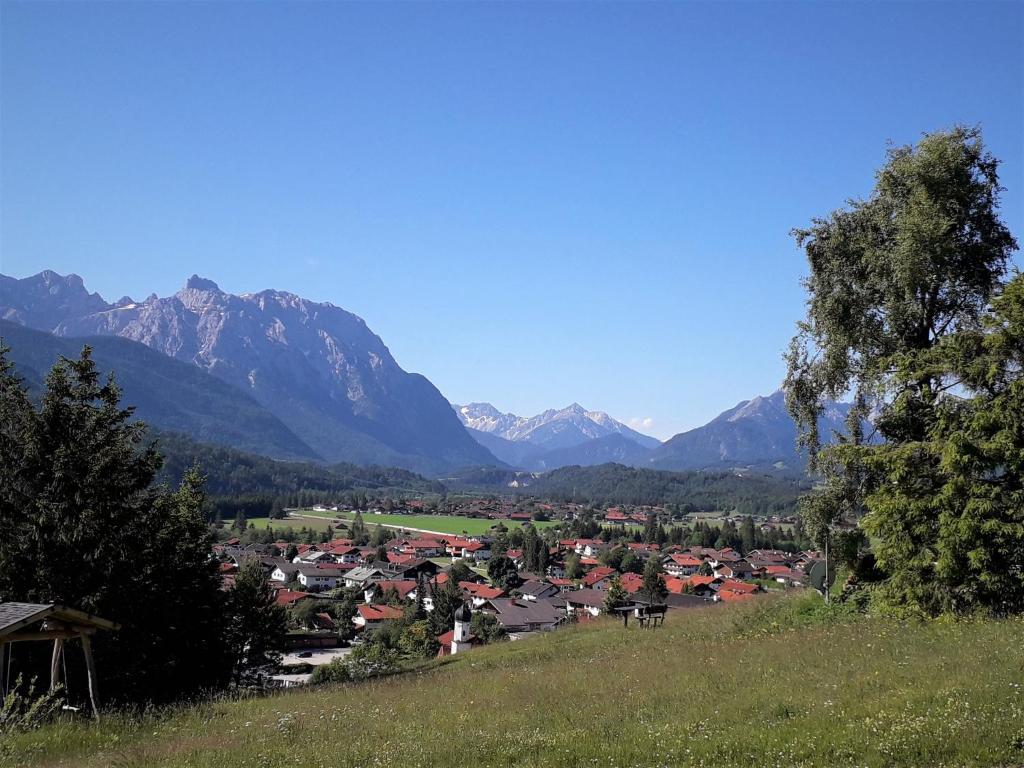 una ciudad en un valle con montañas en el fondo en Haus Berglust Wallgau, en Wallgau