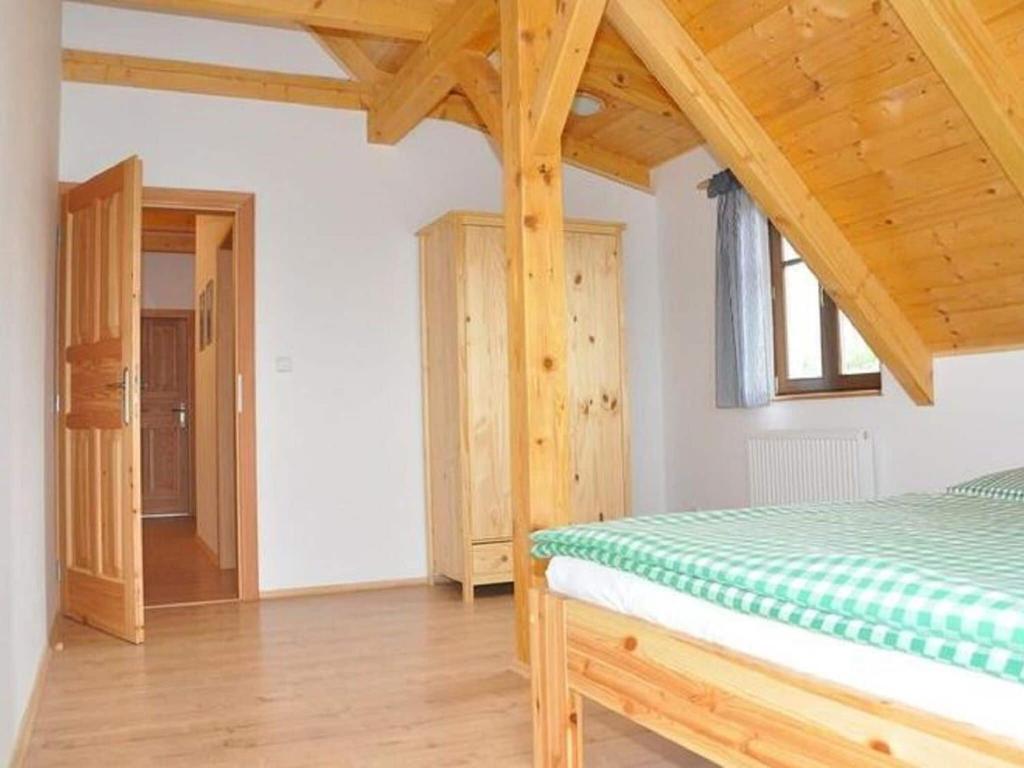 Postel nebo postele na pokoji v ubytování Spacious Holiday Home in Dlouhý with Sauna