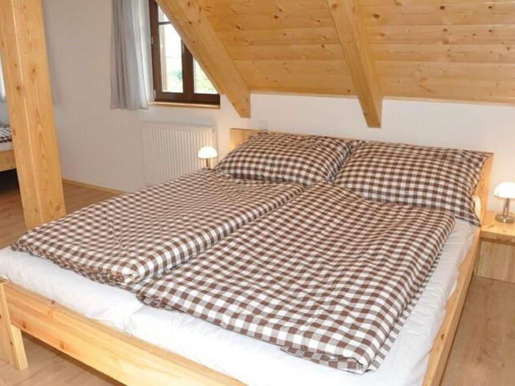 Postel nebo postele na pokoji v ubytování Spacious Holiday Home in Dlouhý with Sauna