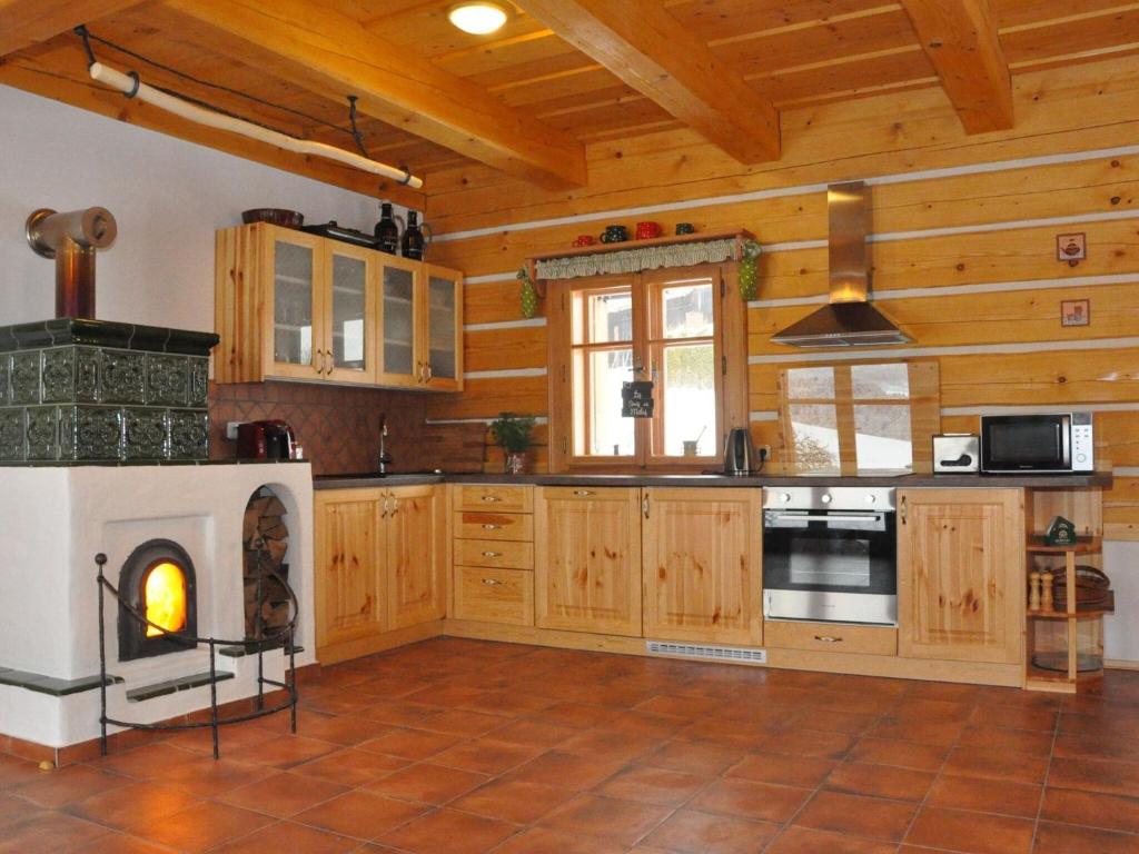 Kuchyň nebo kuchyňský kout v ubytování Spacious Holiday Home in Dlouhý with Sauna