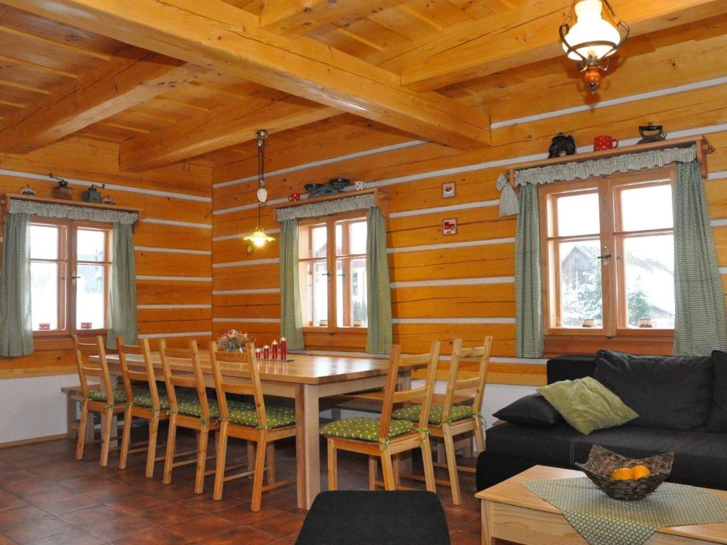 - un salon avec une table à manger et des chaises dans l'établissement Spacious Holiday Home in Dlouh with Sauna, à Dlouhý
