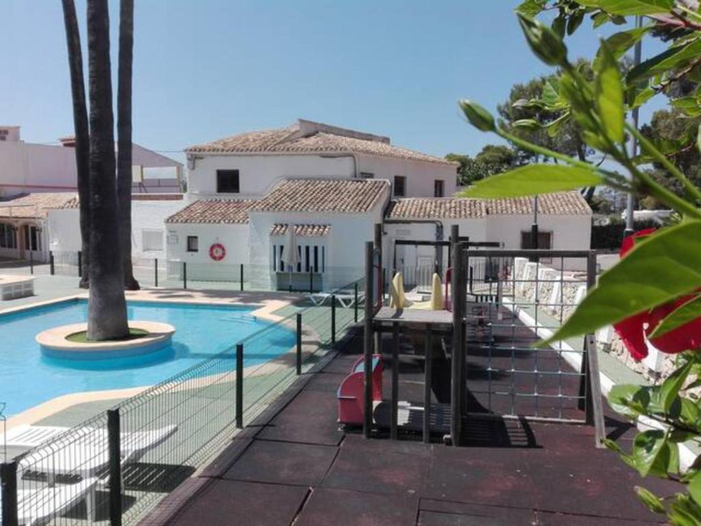 Bazén v ubytovaní Cala Blanca Javea/Residence, beach, pool, tenis A/C alebo v jeho blízkosti