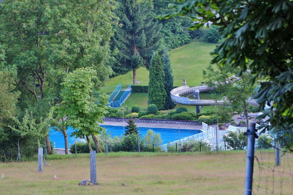 Tầm nhìn ra hồ bơi gần/tại Zinipi Retreat Gelenau "Eber"