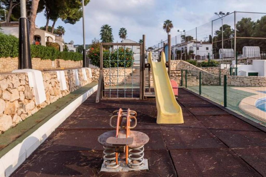Bazén v ubytovaní Cala Blanca Javea/Residence, beach, pool, tenis A/C alebo v jeho blízkosti