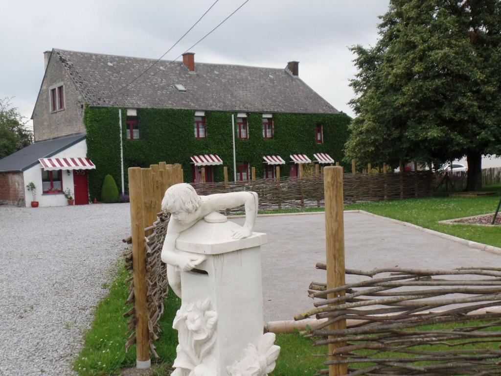 een standbeeld van een vrouw in een wastafel voor een huis bij Charming farmhouse in Aublain with a spacious terrace in Aublain