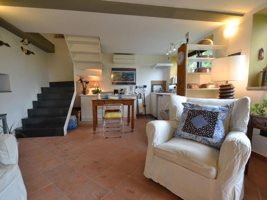 - un salon avec un canapé, une table et des escaliers dans l'établissement Belvilla by OYO La Selva, à Impruneta