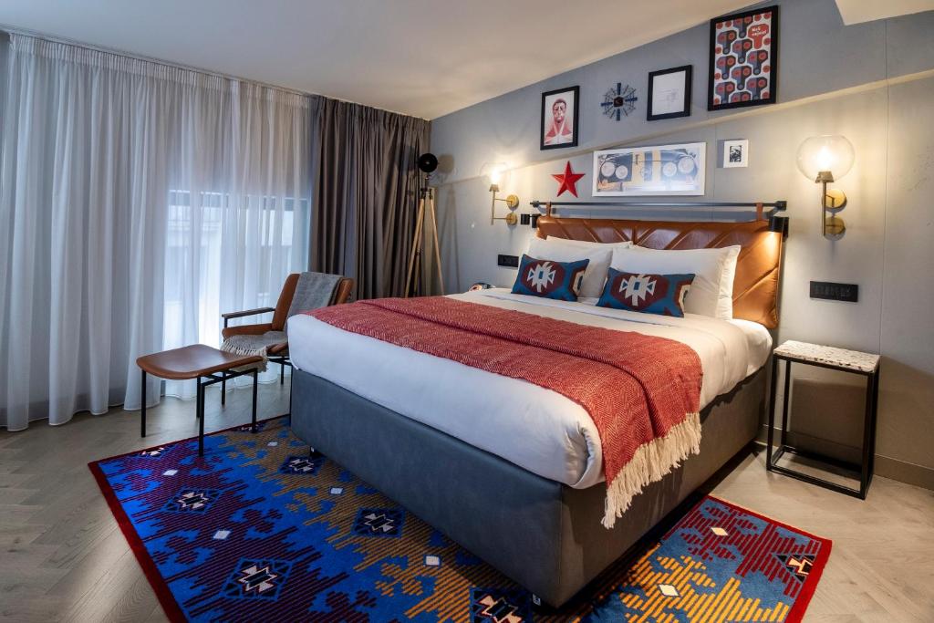 
Standard Queen Room with Street View
