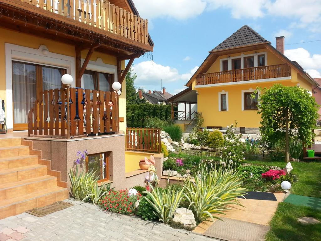 A garden outside Apartman Siesta Bük - Bükfürdő