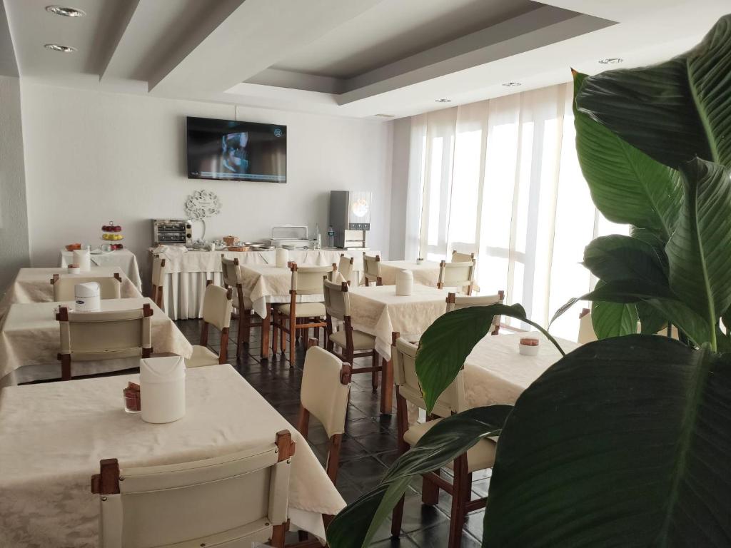 TV a/nebo společenská místnost v ubytování Hotel Galant