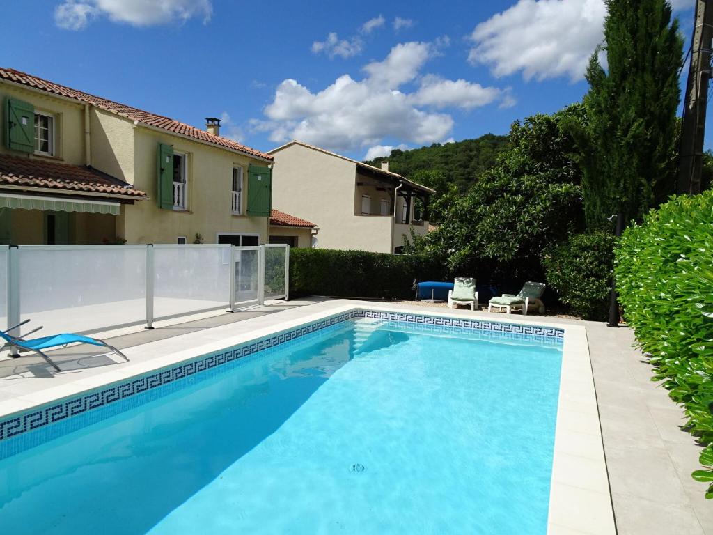 una piscina di fronte a una casa di Charming house with private pool a La Tour-sur-Orb