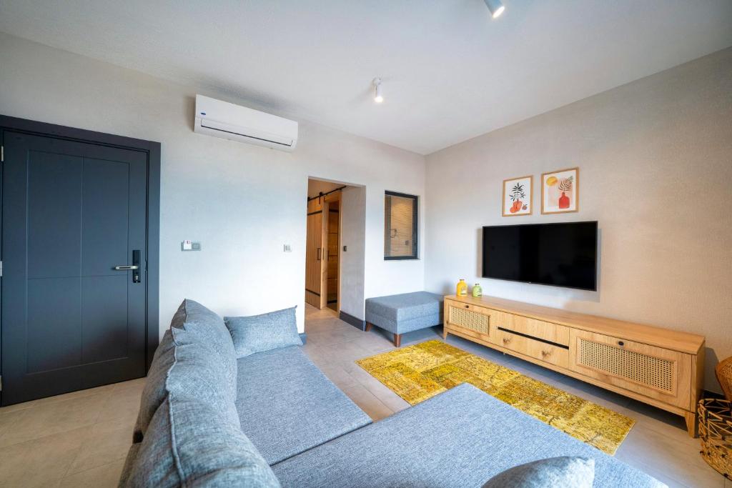 TV a/nebo společenská místnost v ubytování Reddoors Suites Sea View