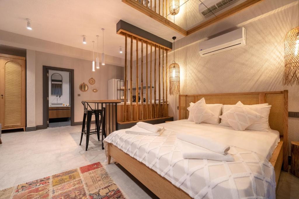 Postel nebo postele na pokoji v ubytování Reddoors Suites Sea View