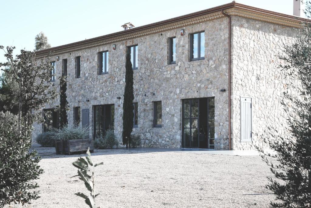 um grande edifício de pedra com um pátio em frente em CASA ADELE 2 per una vacanza in semplicità e relax in prossimità di Sperlonga em Itri