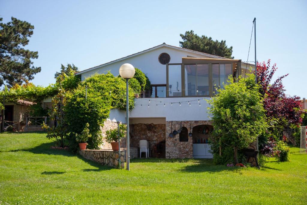 una casa con jardín y césped en CAN BERNARDI, en Vidreres