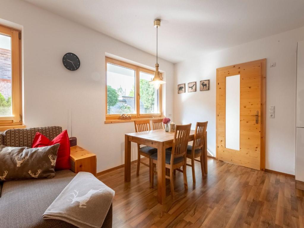 Posedenie v ubytovaní Apartment in Tyrol near Ski Lift