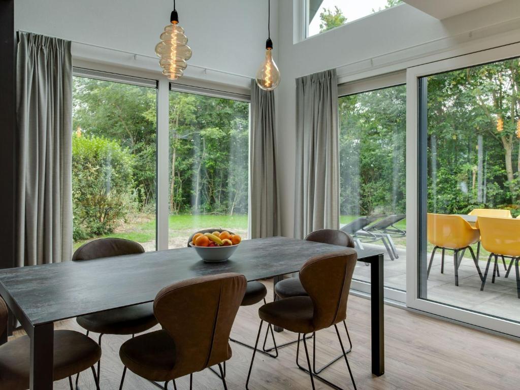 ein Esszimmer mit einem Tisch und Stühlen in der Unterkunft Holiday home on island Texel with sauna in Westermient