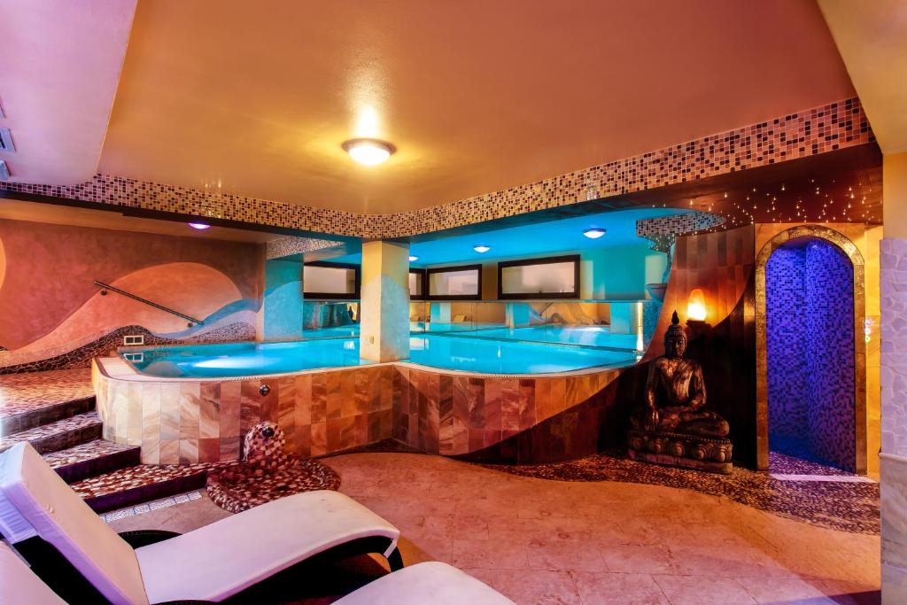 切塞納蒂科的住宿－德爾納西奧尼酒店，一个带游泳池和浴缸的度假屋