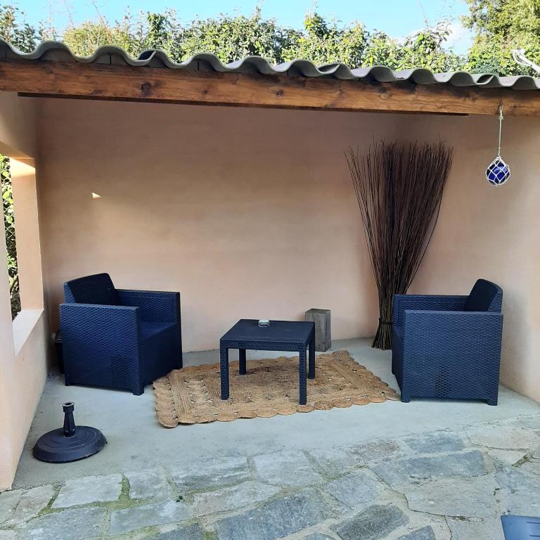 two chairs and a table on a patio at mini villa studio que du bonheur in Calenzana