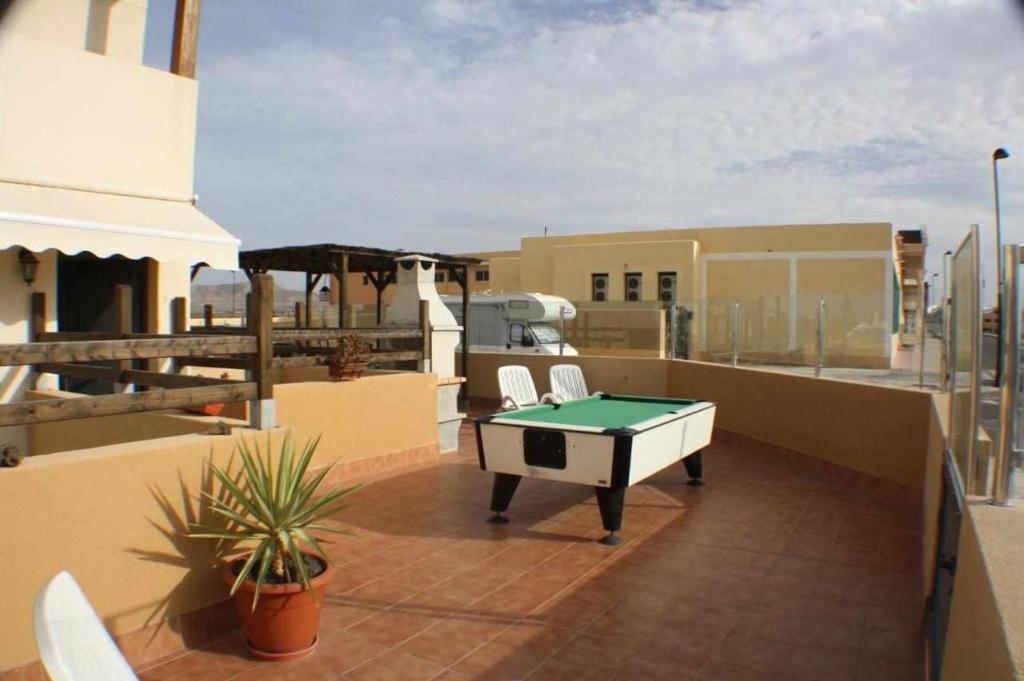 einen Billardtisch auf dem Dach eines Gebäudes in der Unterkunft Anju Villas Cotillo 1 Apartment in Cotillo