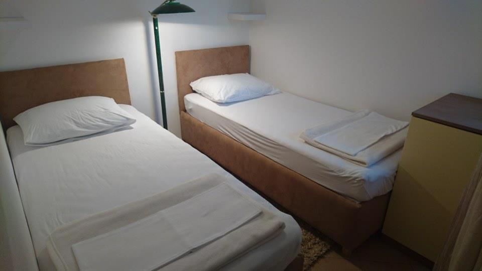 Postel nebo postele na pokoji v ubytování Sunset apartmani