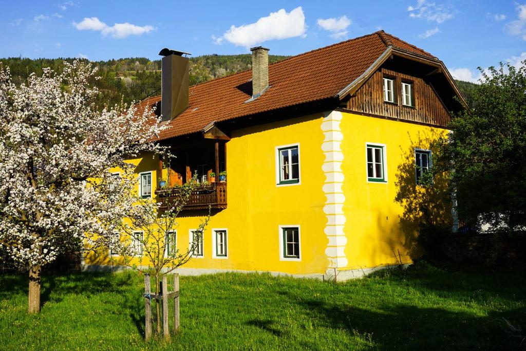 una casa gialla con tetto marrone di Fallerhaus a Gmünd in Kärnten