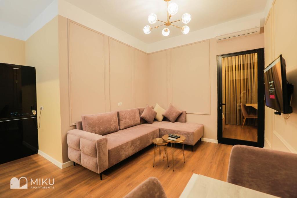 sala de estar con sofá y mesa en Miku Apartment - Perfect 1Bedroom At Komuna e Parisit, en Tirana