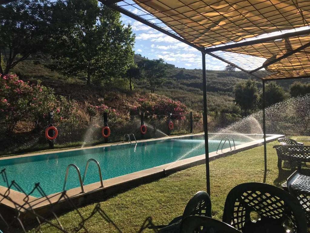 Bazén v ubytování La Alberguería complejo rural nebo v jeho okolí