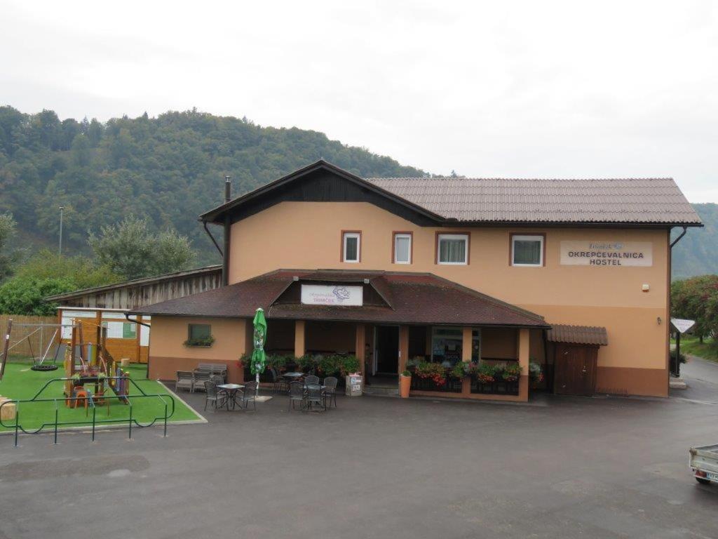 Nespecifikovaný výhled na hory nebo výhled na hory při pohledu z hostelu