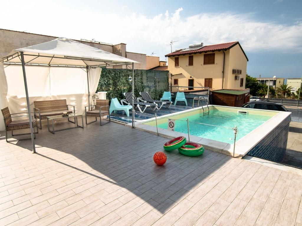 Bazén v ubytovaní Belvilla by OYO Blu Corallo Spiaggia alebo v jeho blízkosti