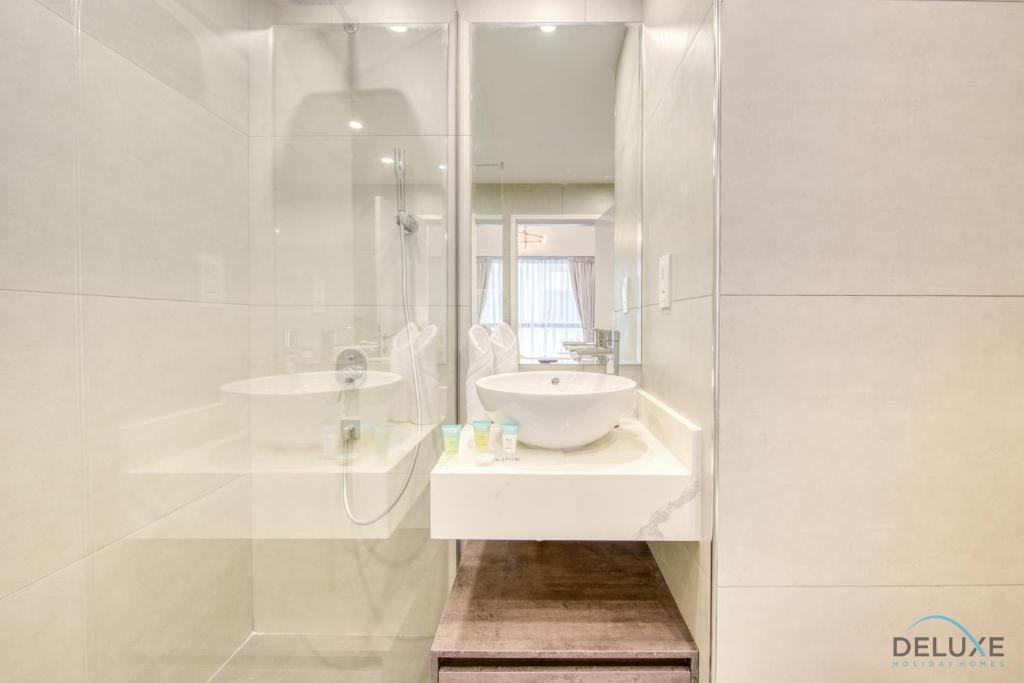 Koupelna v ubytování Spacious 3BR Apartment with Assistant Room in Sadaf 5 JBR by Deluxe Holiday Homes