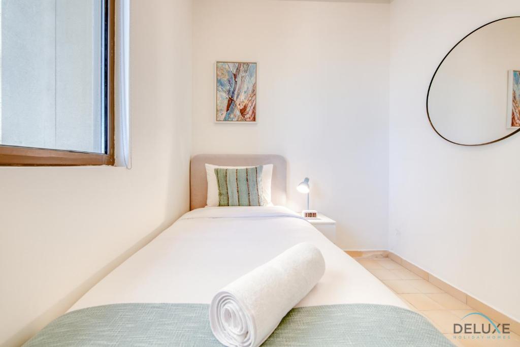 Postel nebo postele na pokoji v ubytování Spacious 3BR Apartment with Assistant Room in Sadaf 5 JBR by Deluxe Holiday Homes