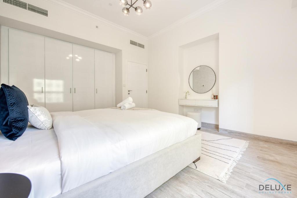 Postel nebo postele na pokoji v ubytování Spacious 3BR Apartment with Assistant Room in Sadaf 5 JBR by Deluxe Holiday Homes