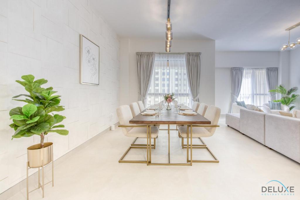 Fotografie z fotogalerie ubytování Spacious 3BR Apartment with Assistant Room in Sadaf 5 JBR by Deluxe Holiday Homes v Dubaji
