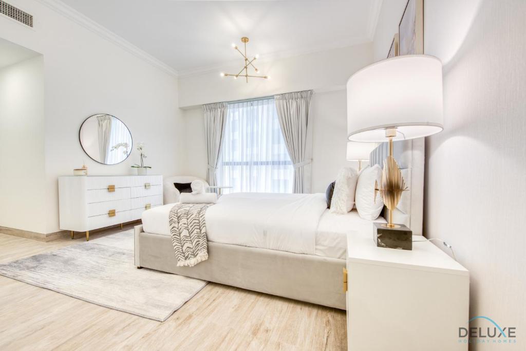 Postel nebo postele na pokoji v ubytování Spacious 3BR Apartment with Assistant Room in Sadaf 5 JBR by Deluxe Holiday Homes