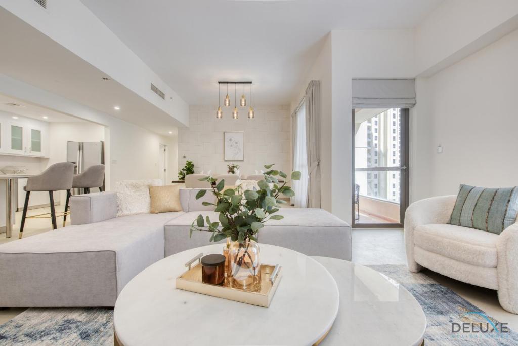 Posezení v ubytování Spacious 3BR Apartment with Assistant Room in Sadaf 5 JBR by Deluxe Holiday Homes