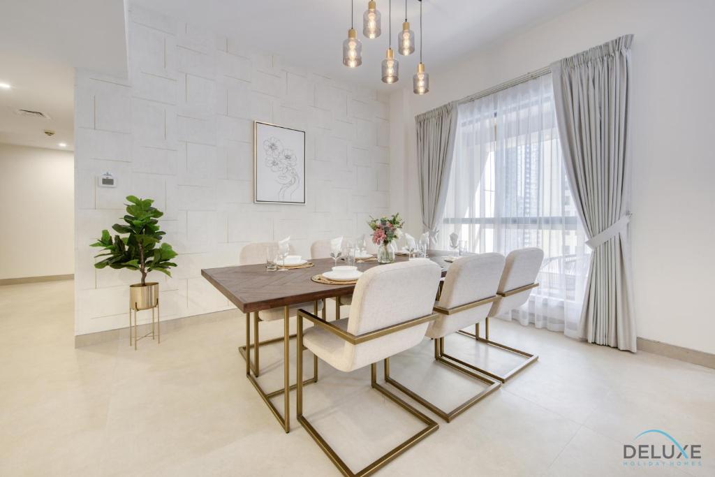 Fotografie z fotogalerie ubytování Spacious 3BR Apartment with Assistant Room in Sadaf 5 JBR by Deluxe Holiday Homes v Dubaji