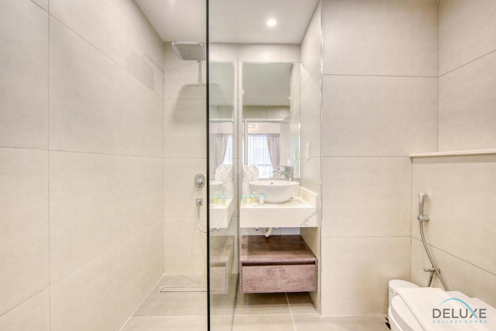Koupelna v ubytování Spacious 3BR Apartment with Assistant Room in Sadaf 5 JBR by Deluxe Holiday Homes