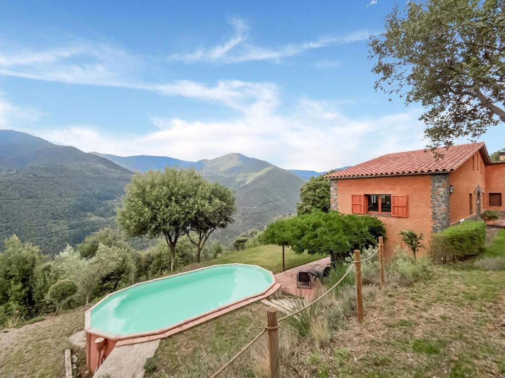 uma propriedade com piscina e casa em Belvilla by OYO Can Pere Castanyer em Montseny