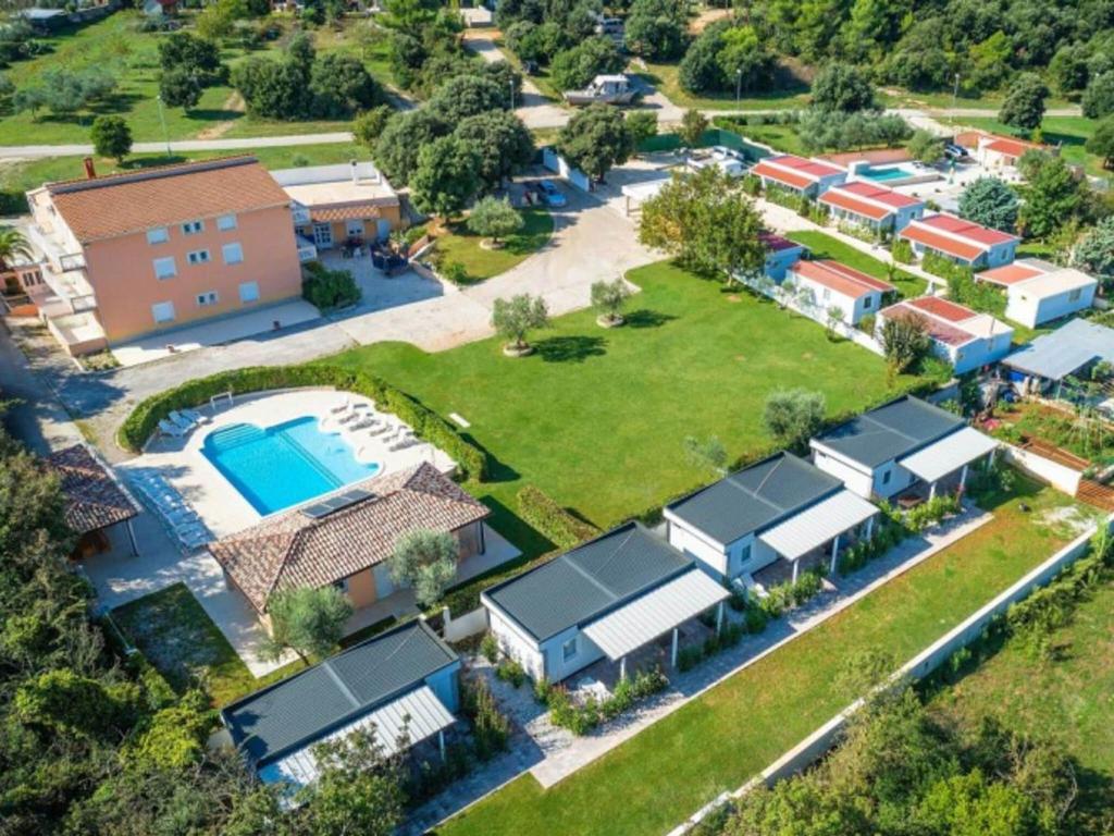Bazén v ubytování Mobile Home Banjole near the Beach nebo v jeho okolí