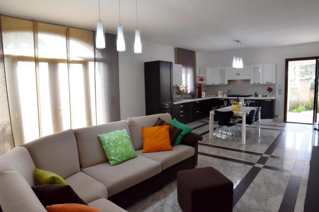 a living room with a couch and a kitchen at Toto Residence in Torre Lapillo