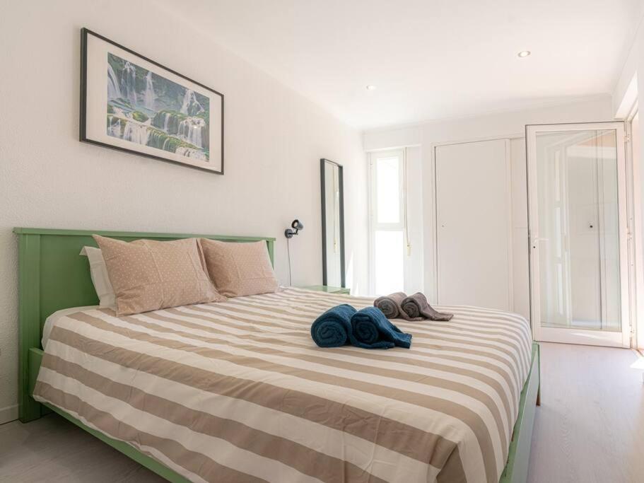 - une chambre avec un lit et 2 serviettes dans l'établissement Cosy beach apartment in Albufeira centre, à Albufeira
