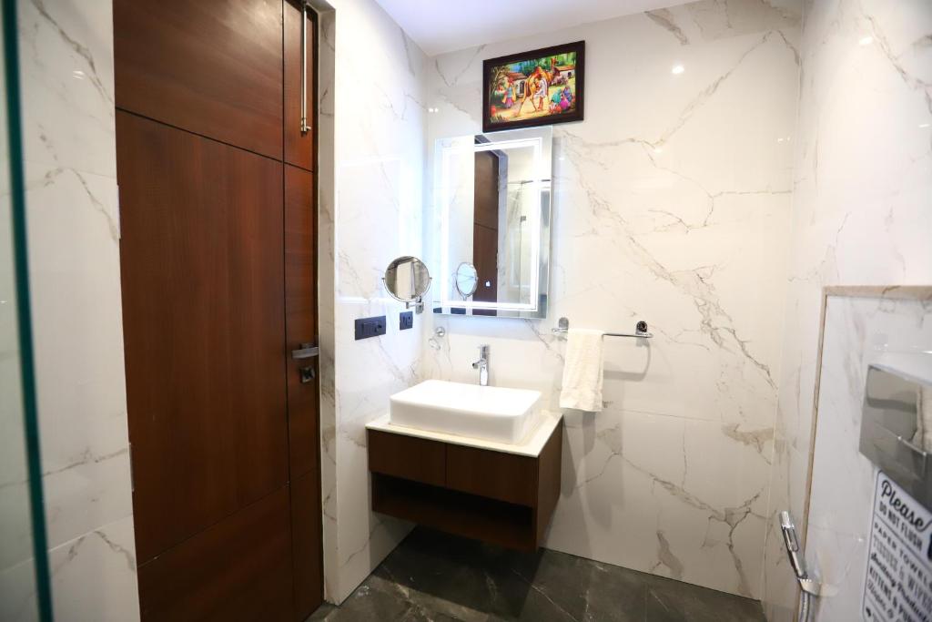 Koupelna v ubytování Sanca International Hotel in Patel Nagar Delhi
